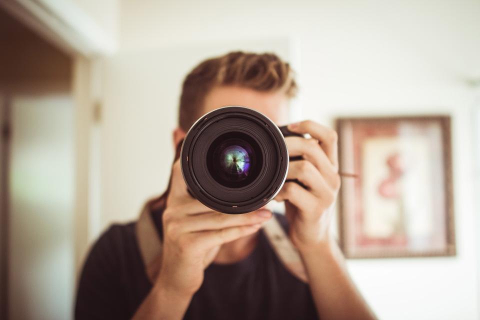 Fotógrafo del estudio con su cámara