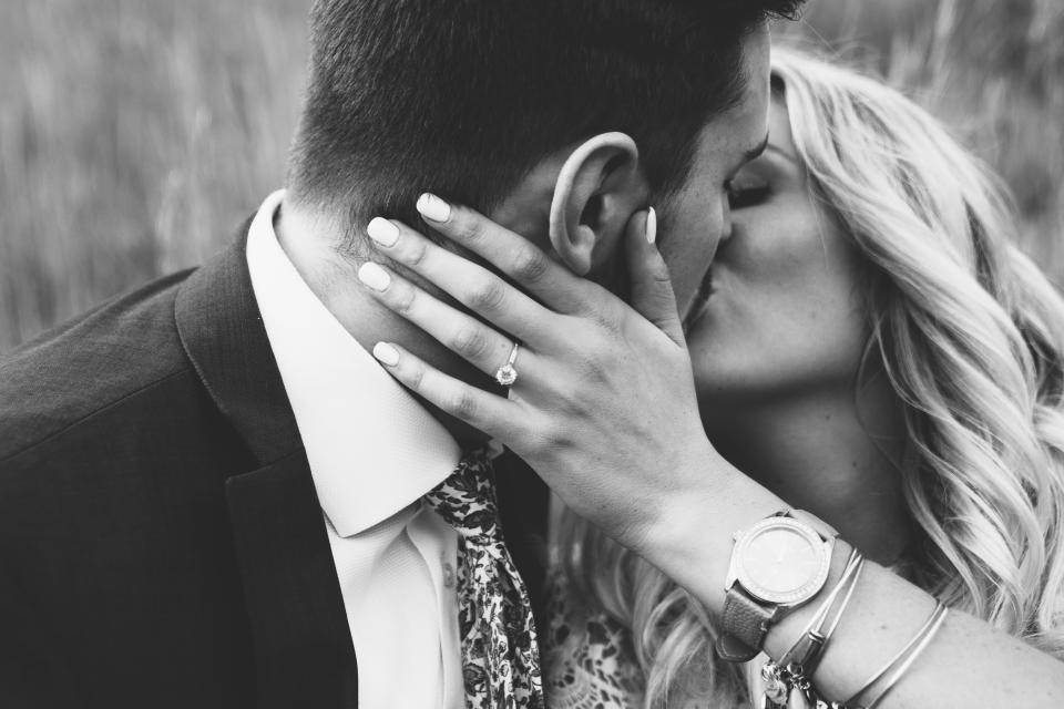 Sesión de aniversario: pareja en blanco y negro