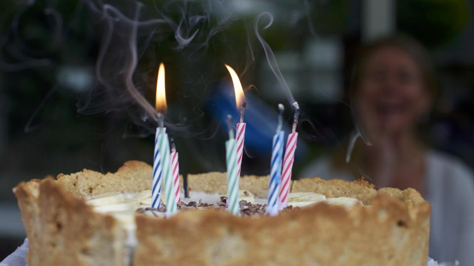 Sesión de cumpleaños: torta con velitas encendidas