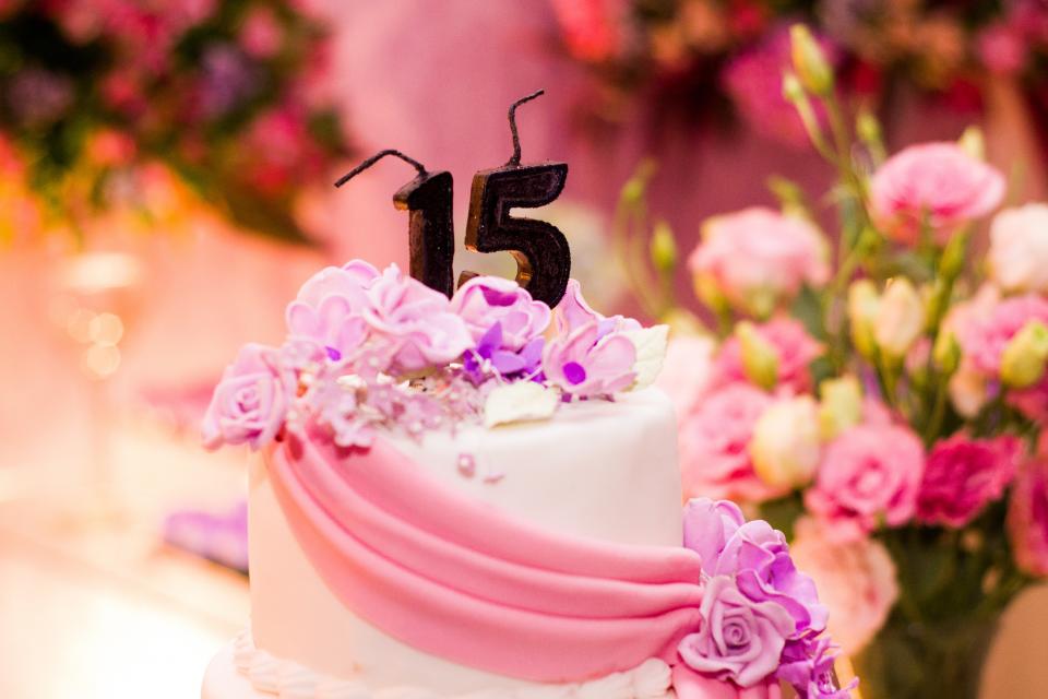 Sesión de cumpleaños de 15: torta rosa decorada con flores
