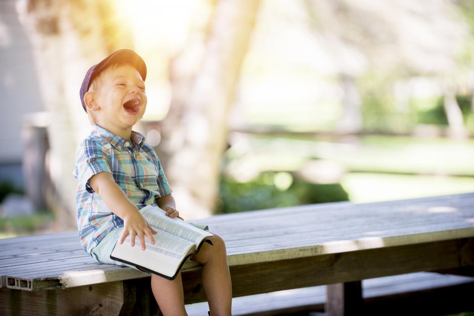 Sesión Día del Niño: niño riendo a carcajadas