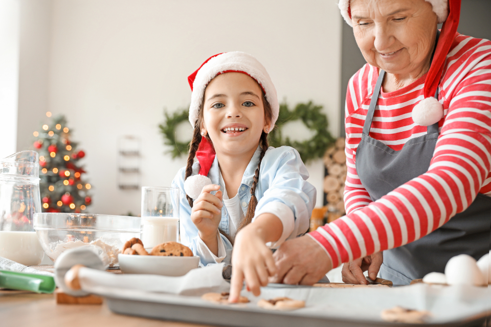 Sesión de Navidad: abuela y nieta horneando galletitas